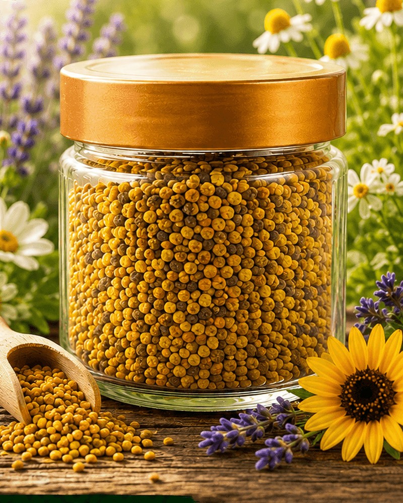 Glas Blütenpollen der Imkerei Harde mit Holzlöffel, Sonnenblume und Lavendel