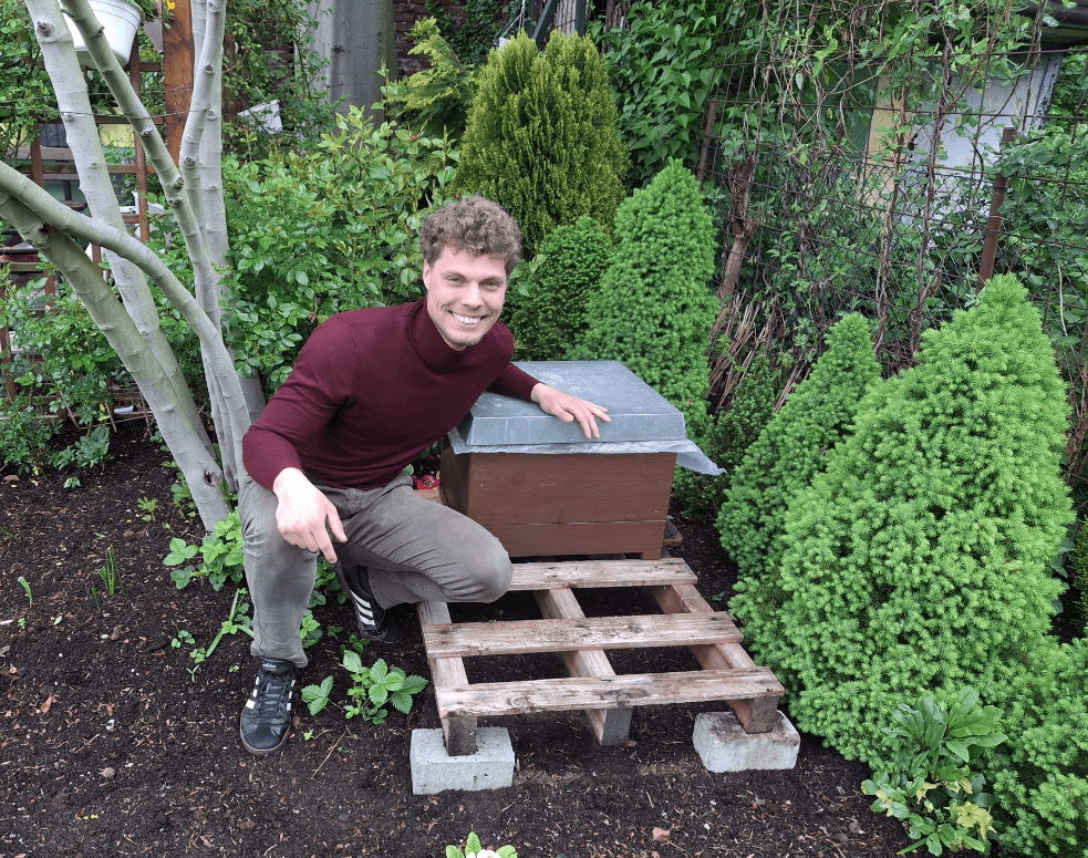 Imker Philipp Harde an einer Bienenbeute in Dortmund