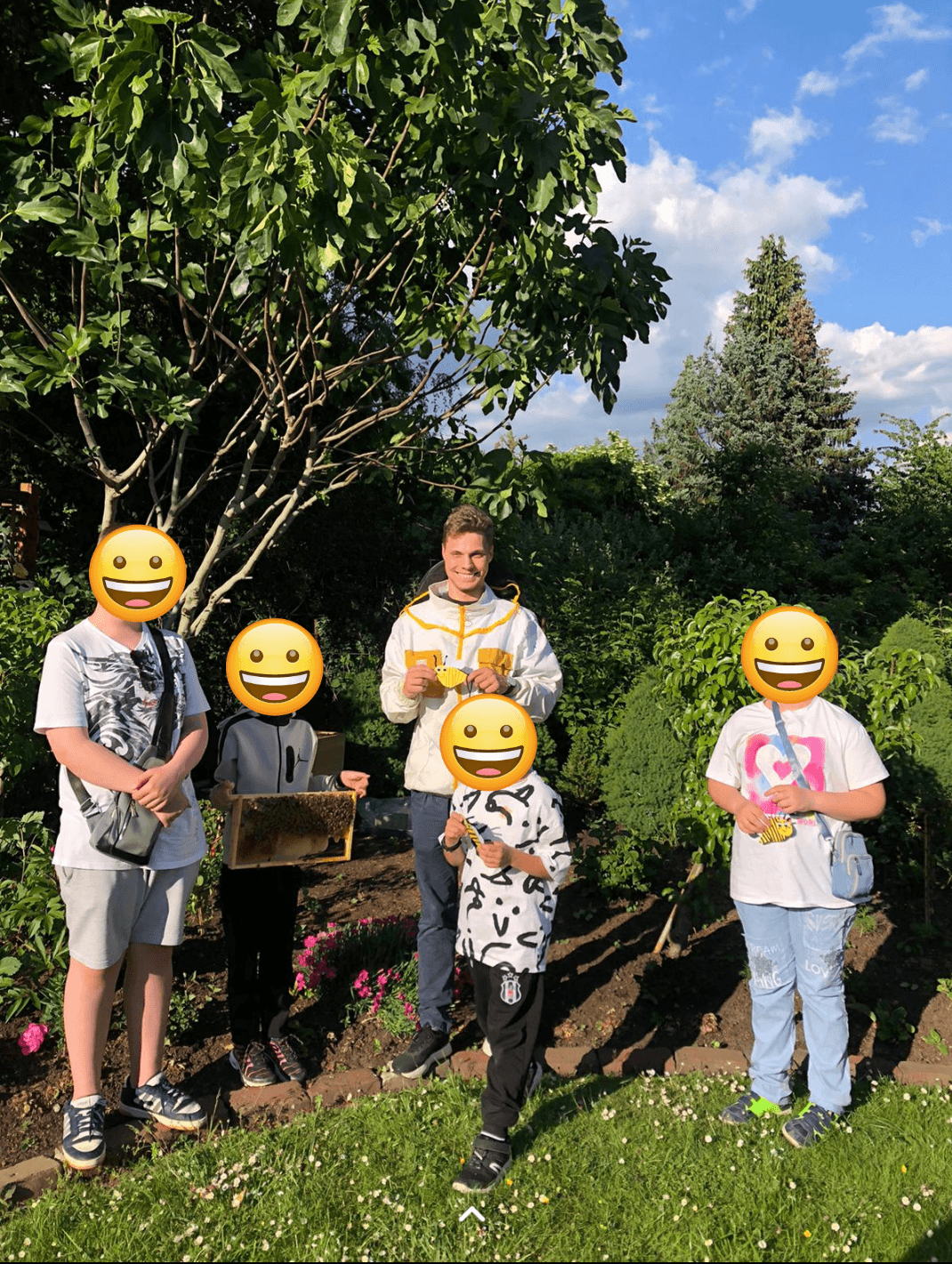 Philipp Harde mit Kindern der Dortmunder Tafel am Bienenstock